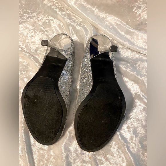 Gorgeous silver glitter pumps with silver bow peek a boo toe. 506 - Picture 8 of 9